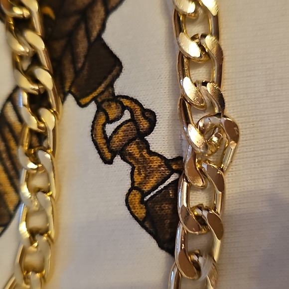 Chic Chain Print Sleeveless Top - Picture 10 of 10